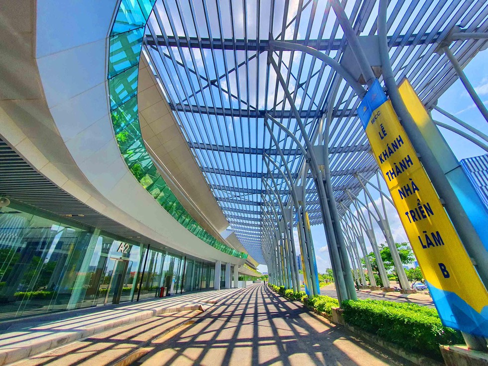 Ống thép luồn dây điện CVL lắp đặt tại Trung Tâm triển lãm SECC ...